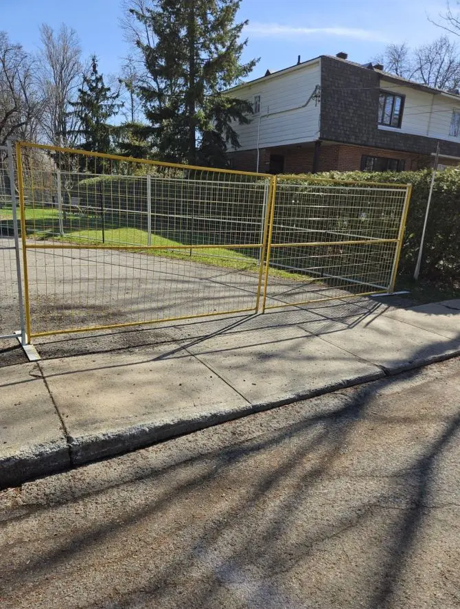 Panneaux de clôture grillagée standard installés en périmètre de chantier