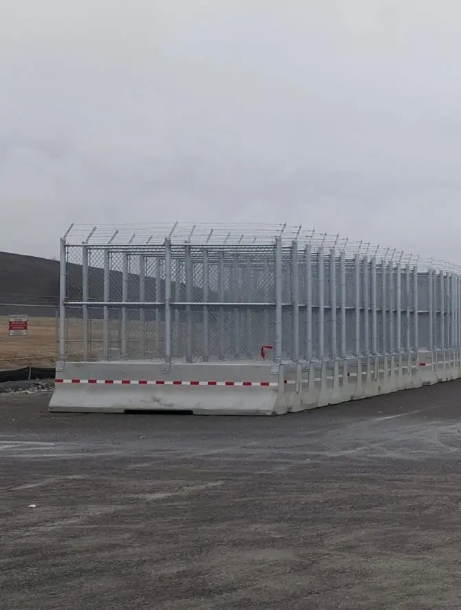 Clôture de chantier fixée sur une glissière de béton (barrière Jersey)