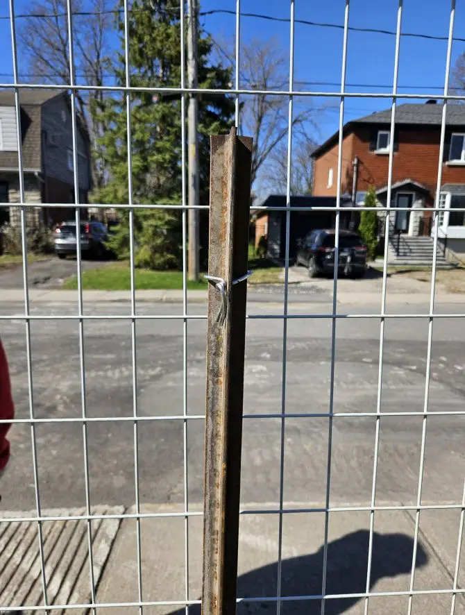 Clôture de chantier temporaire renforcée par des contreventements contre le vent